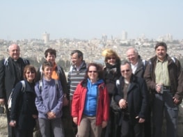 Premier rang: de G Ã  D: Marie Christine HEBRARD, Catherine BLANCARDI, Christine BRUN, Jack HEBRARD. DerriÃ¨re: DE G Ã  D: Mgr Bernard BARSI, archevÃªque de Monaco, Lydia et Georges LISIMACHIO, FranÃ§oise et Jean-Luc PHILIP, GÃ©rard BRUN